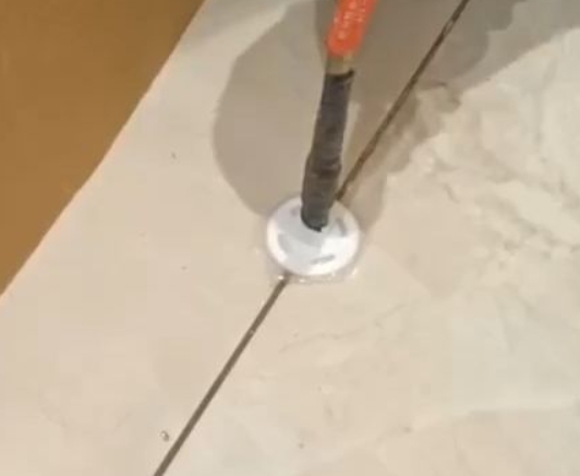 黄冈瓷砖空鼓维修公司专业解答瓷砖在铺贴过程中，如果没有涂抹均匀到位的粘结材料（如水泥砂浆或瓷砖胶），可能会导致以下问题