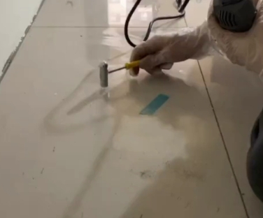 黄冈瓷砖开裂维修公司专业分享瓷砖在铺贴前如果没有沥干水分，将会导致以下问题